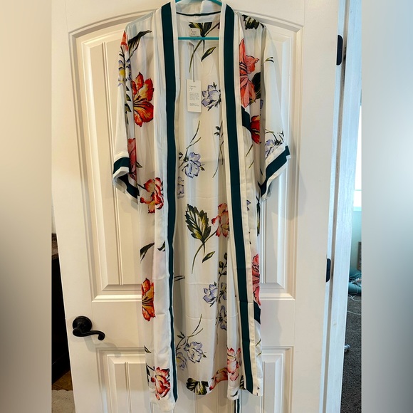 Women’s shear duster or cover up. - Picture 1 of 4